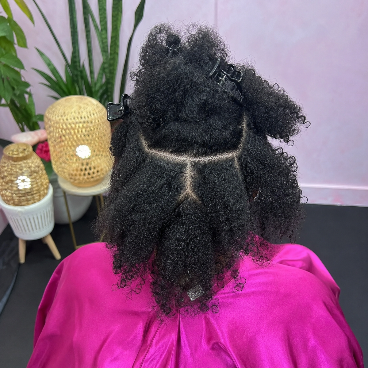 Pose d'extensions Curly Locks en cours