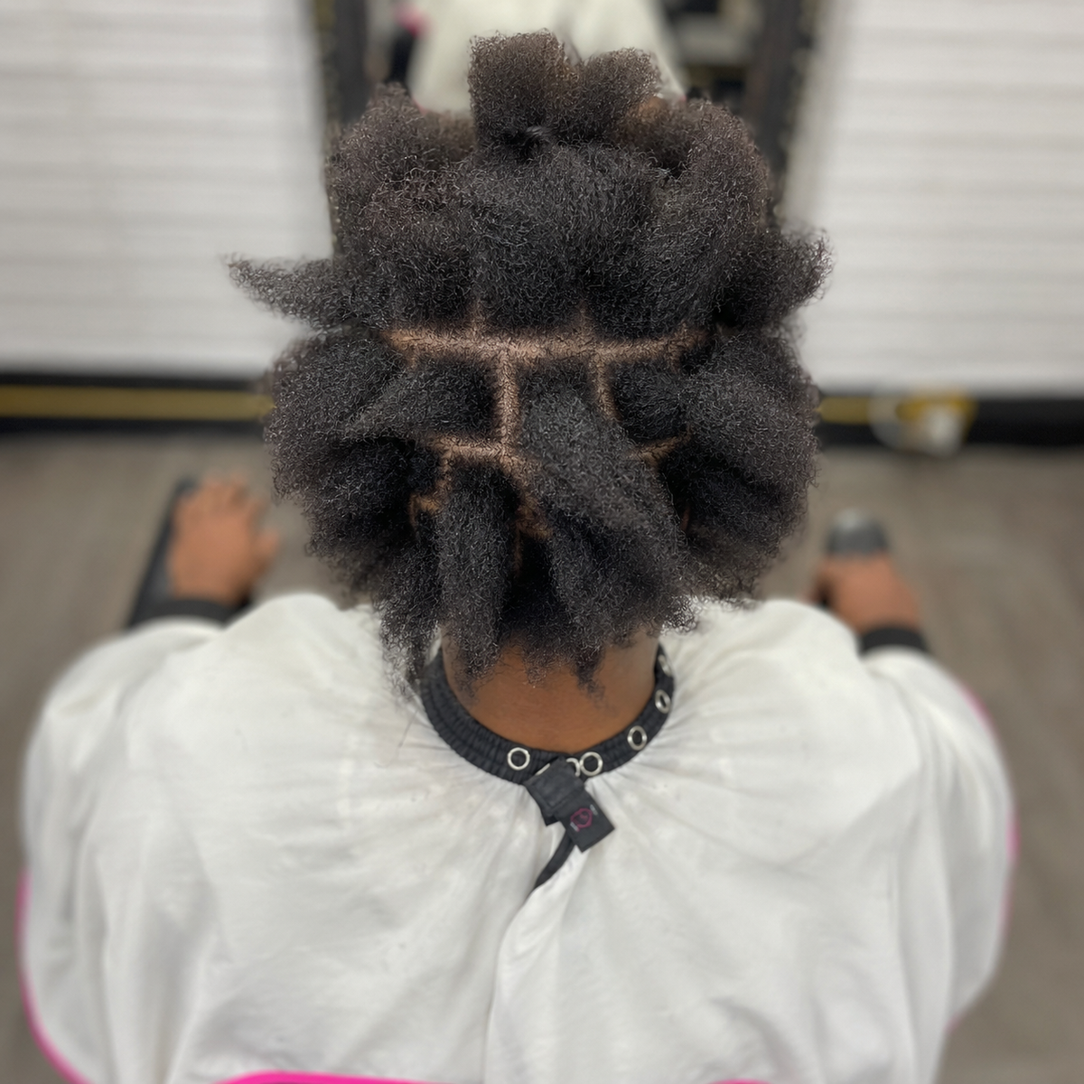 Pose d'extensions de locks arrondies en cours